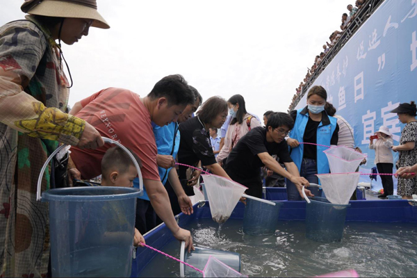 公眾參與長江鱘等長江上游珍稀特有魚類放流活動。受訪者供圖