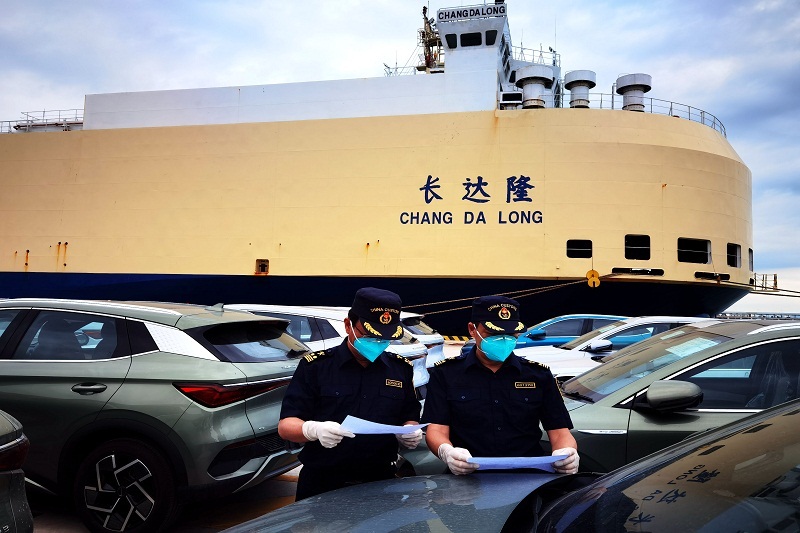 汕尾海關關員在小漠國際物流港碼頭對出口汽車進行監裝。林森攝