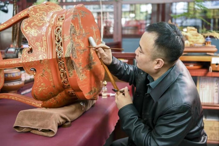 平遥推光漆器是中国四大名漆器之一，有2000多年历史，因以手掌推出光泽而得名。梁生仁摄
