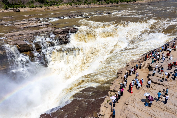 气势磅礴的壶口瀑布吸引着来自全国各地的游客打卡。人民网 卢鹏宇 摄