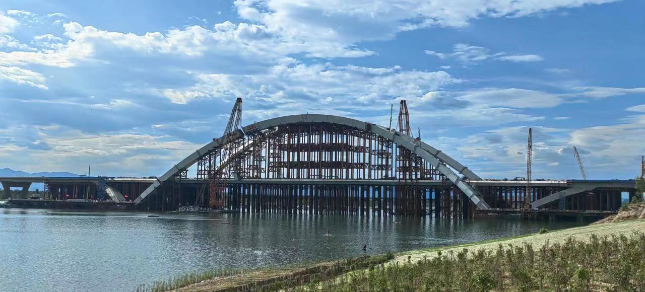 建設中的京雄高速永定河畔京雄大橋。受訪方供圖