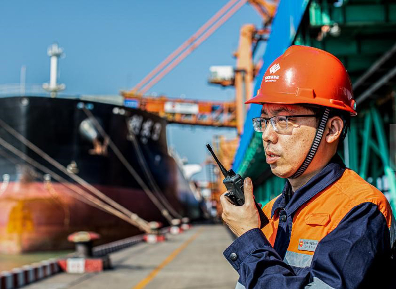 黄骅港务装船指导员观看船舶水尺,确保煤炭顺利装船。刘建玲摄