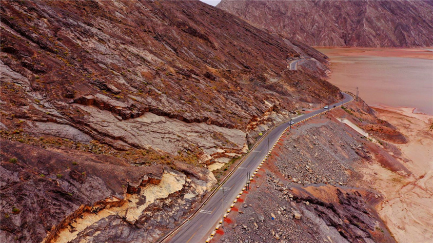 縣域首條開辟“交通+旅游”發展新路徑的新疆維吾爾自治區阿克蘇地區柯坪縣蓋孜力克鎮色熱克托格熱克村-蘇貝西村Y534線。交通運輸部供圖