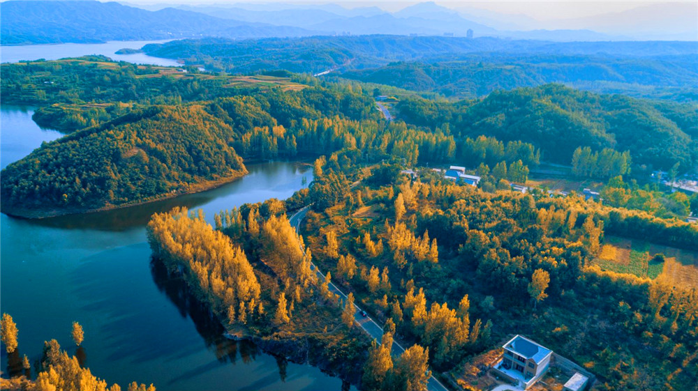 將景點串珠成鏈，“三季有花、四季常綠”的河南省平頂山市魯山縣縣道環湖路。交通運輸部供圖