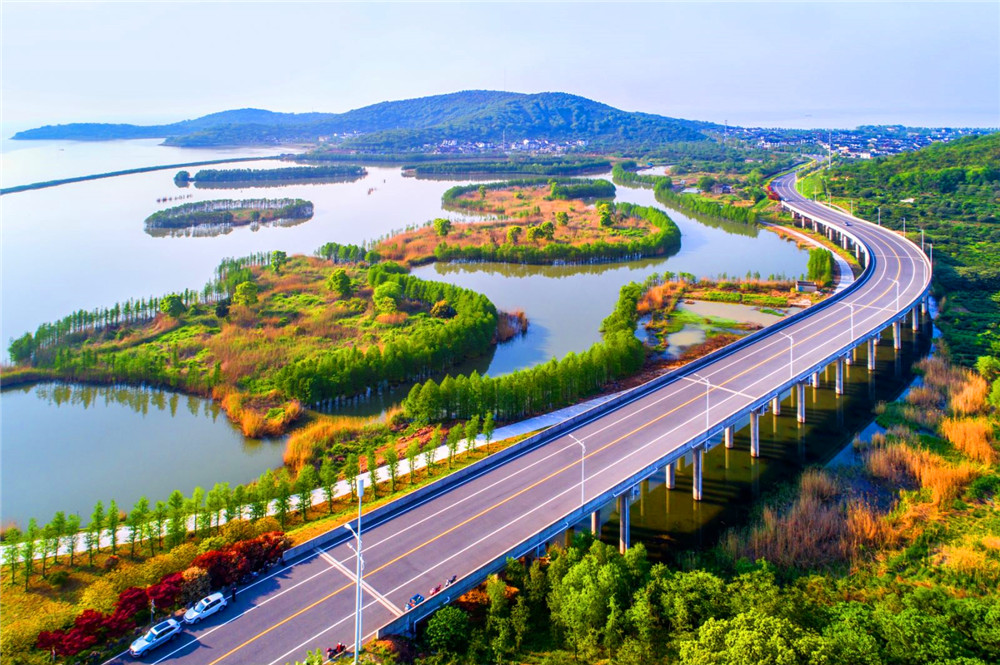 移步換景，勾勒美麗鄉村圖景的江浙兩省四市(蘇州市、湖州市、無錫市、常州市)環太湖公路。交通運輸部供圖 