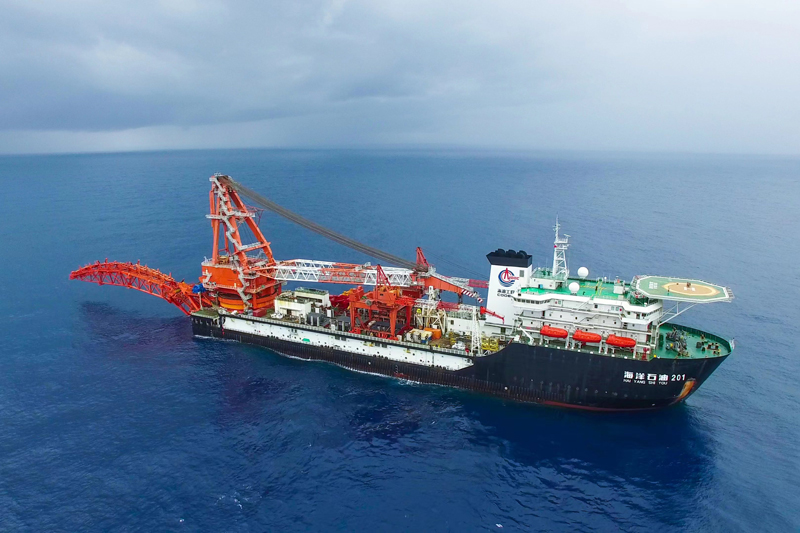 海管鋪設主作業船“海洋石油201”。李浩瑋攝