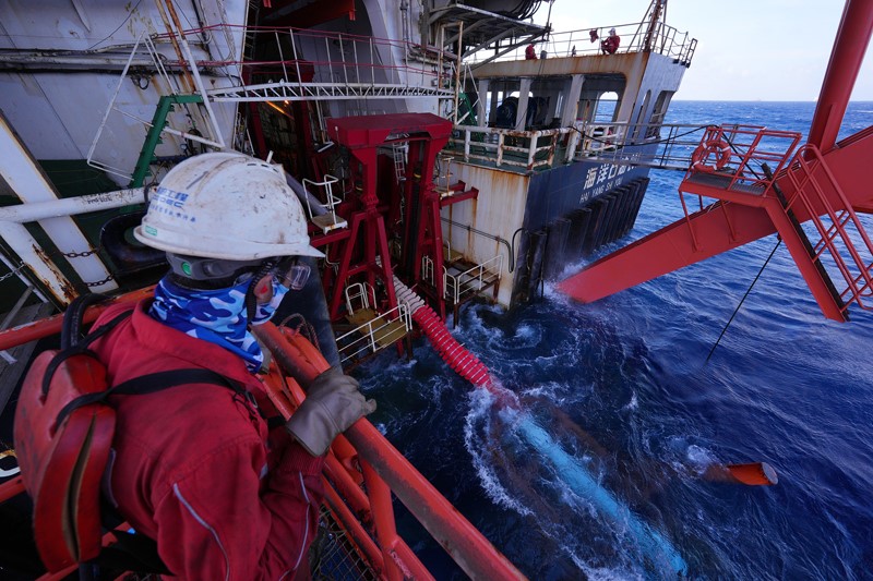 “深海一號”二期工程海管鋪設現場。韓慶攝