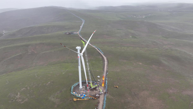  7月6日，國家能源集團西藏那曲市色尼區歐瑪亭嘎100兆瓦風電項目順利完成首台風機吊裝工作。受訪者供圖