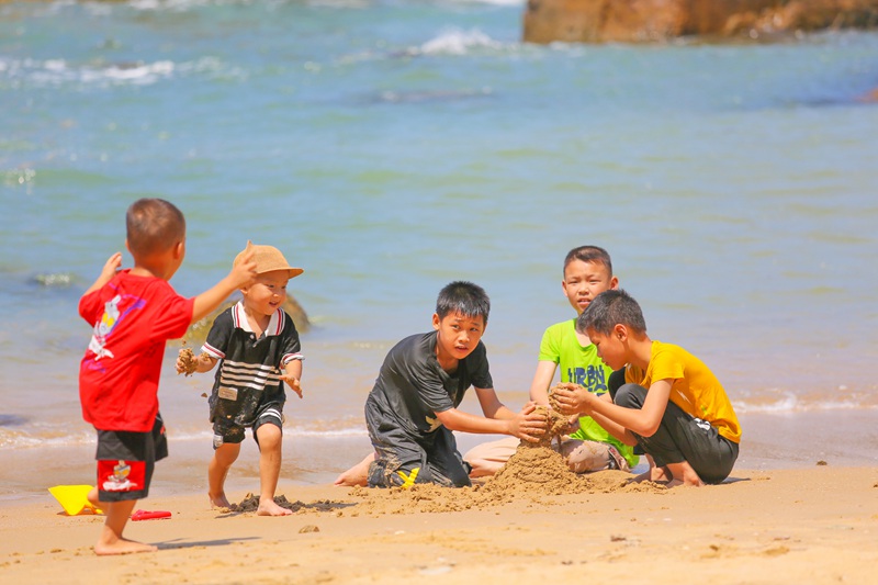 孩子们在海滩游玩。人民网 牛良玉摄