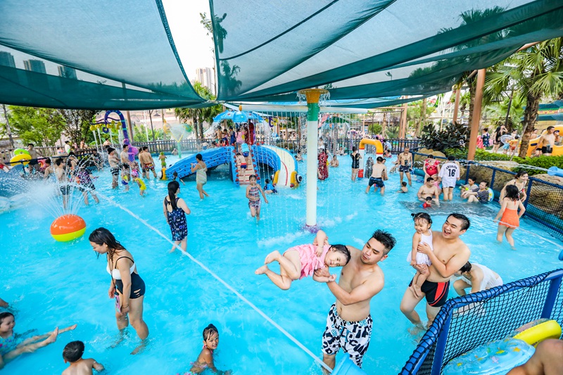 重庆欢乐谷主题乐园水上游乐项目深受游客追捧。受访者供图
