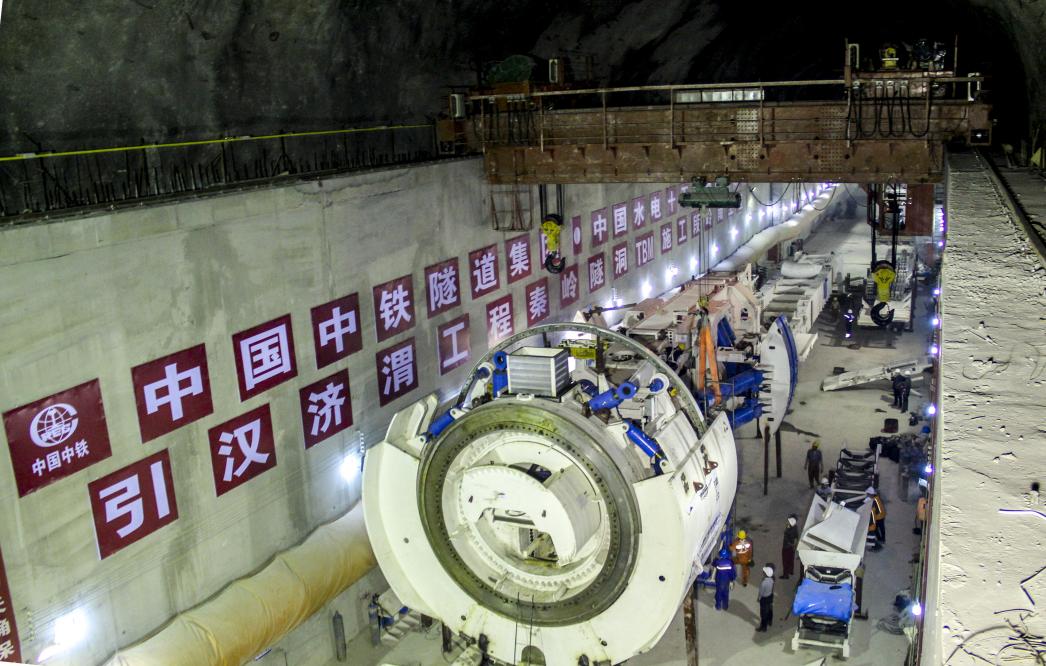 秦岭输水隧洞中TBM进行组装。受访者供图。