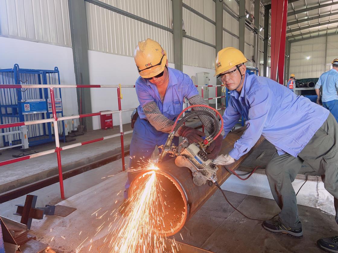 項目工人正在室內作業。黃威攝