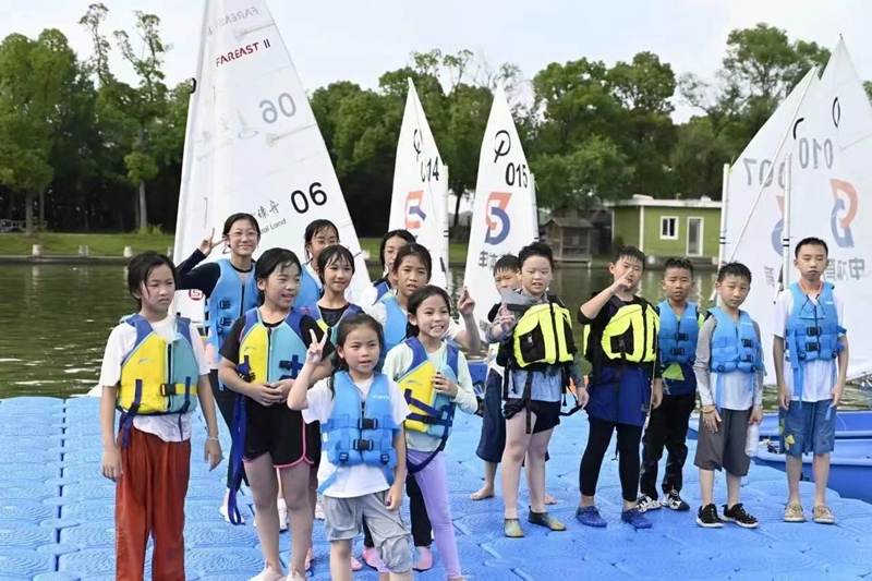 7月2日，“乘風綠舟 揚帆少年”帆船夏令營活動在東方綠舟-月亮灣舉行。國家稅務總局上海市青浦區稅務局供圖