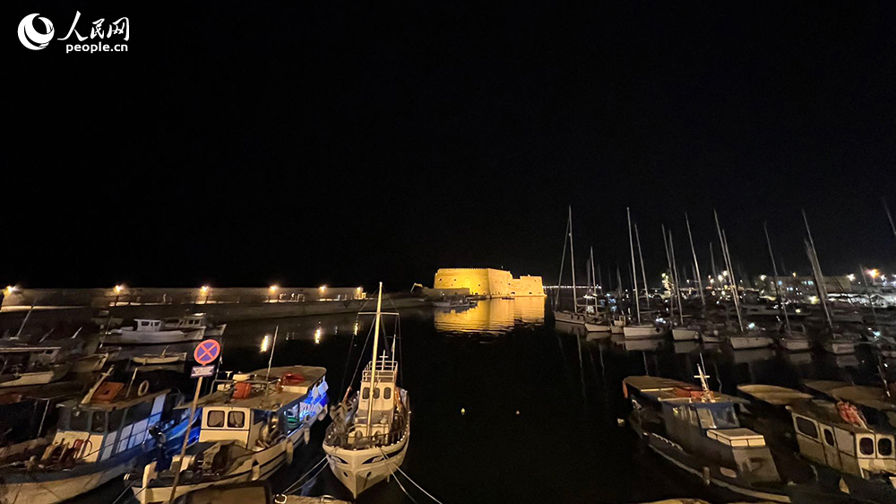 夜晚克裡特島海邊（碼頭）的小船。人民網記者 葛泰佚攝