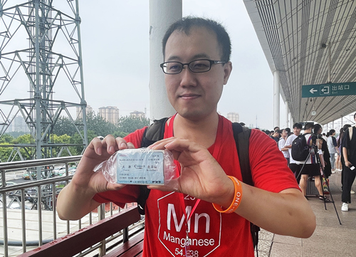 桂斌向记者展示京津城际00001号车票。人民网记者 乔雪峰摄