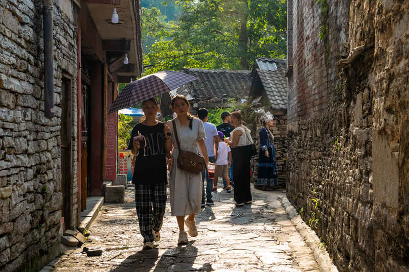  游客漫步在小巷裡。人民網 陽茜攝