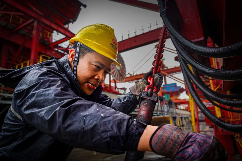 國家能源集團北侖電廠員工正在挂扣卸船機防風鏈。受訪者供圖