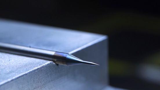 中国五矿自主研发制造的极小径铣刀钻针。受访者供图