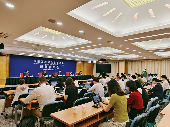 8月1日，國家發展改革委等4部門聯合召開新聞發布會。人民網記者 許維娜攝