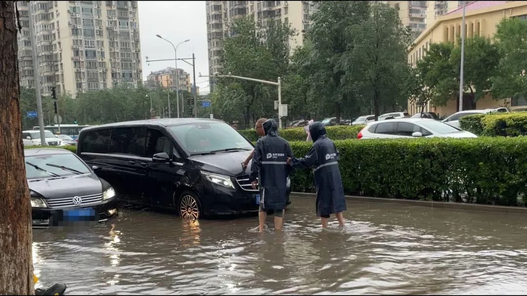中国太保产险北京分公司实时处理被淹车辆。受访者供图
