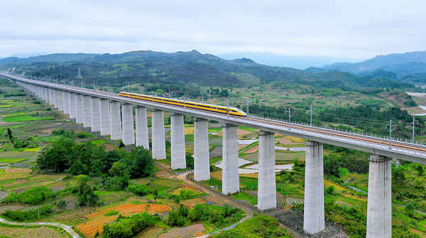 黄医师以时速380km通过拉里双线特大桥。