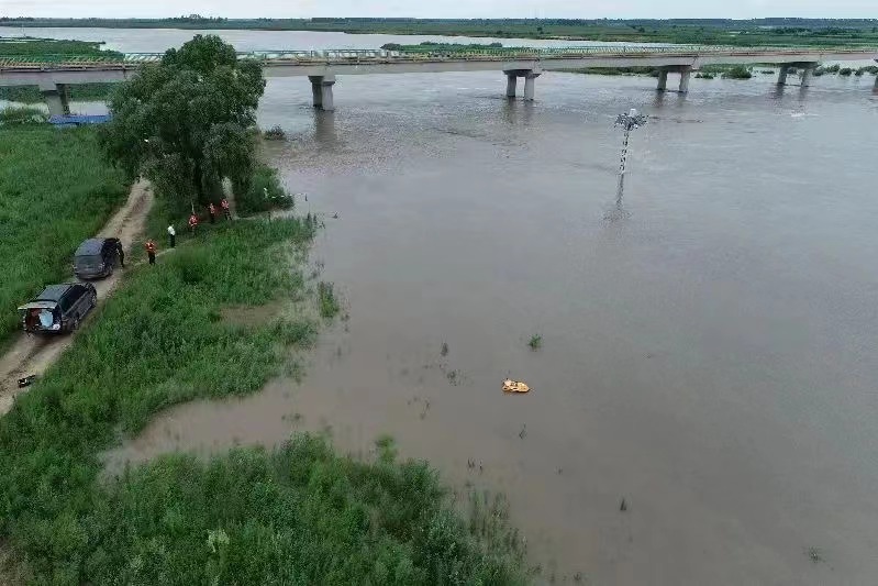 8月4日，應急監測隊在鬆花江支流拉林河牛頭山水文站測流斷面，採用無人船搭載ADCP進行水文應急監測。受訪者供圖