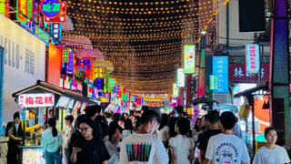 这个夏天，“躺平式”慢游让游客们有更多时间探寻当地城市风貌，各地的citywalk（城市漫步）热度持续上涨。上海、北京、重庆、青岛、广州、深圳、成都、南京、武汉、杭州等地citywalk热度最高。