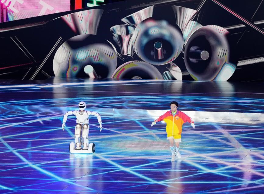 優必選大型人形機器人Walker X騎平衡車在大運會閉幕式與舞蹈演員斗舞