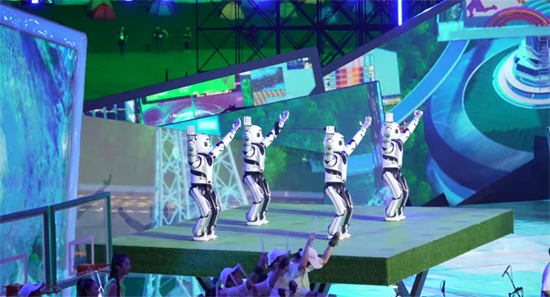 圖5：熊貓機器人在大運會閉幕式升降舞台上表演