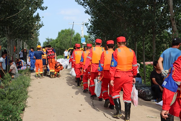 中国安能专业救援力量编组加强天津大清河段堤坝险情巡查。