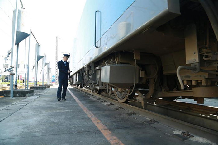 仲俊斕正在檢查車輛。成都機務段供圖