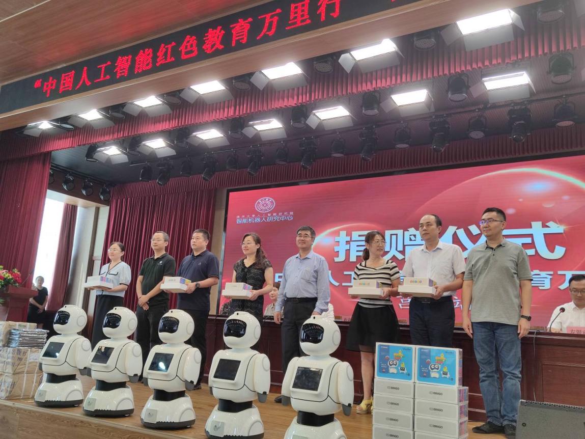 清华大学智能机器人中心为莒南捐赠教学机器人。受访者供图
