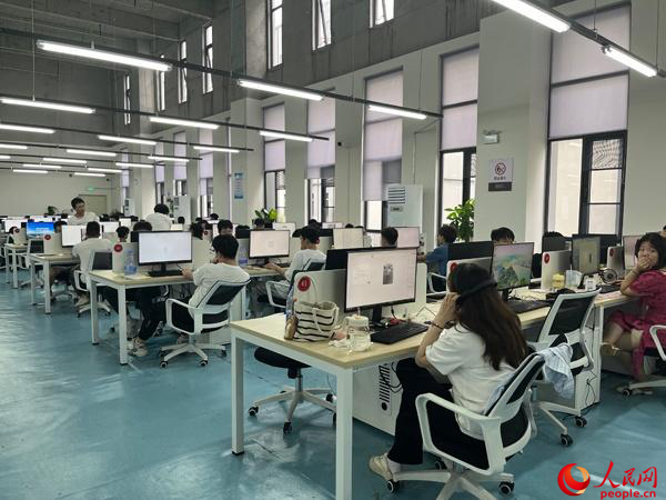 华中人工智能数据产业中心数据标注师正在进行数据标注工作。人民网记者 杜燕飞摄