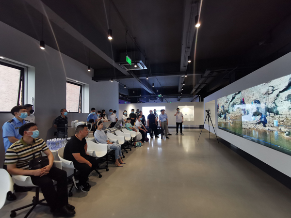 工作人員向公眾介紹長江禁漁智慧應用場景。受訪者供圖