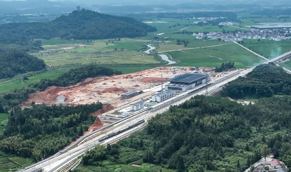 昌景黃高鐵聯調聯試首趟檢測車從瑤裡隧道駛出。南昌鐵路局供圖