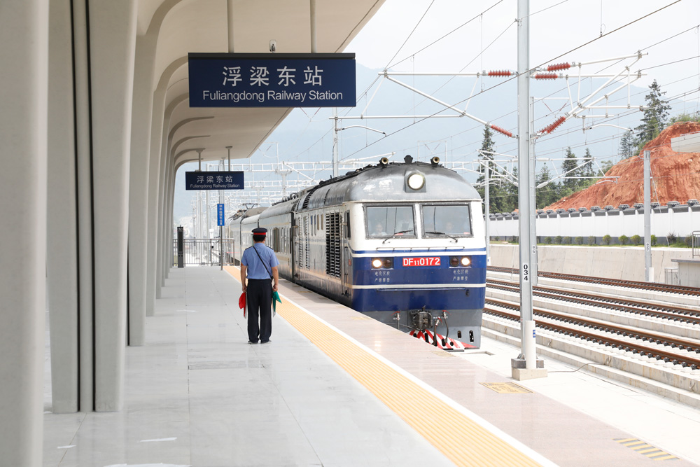 昌景黃高鐵聯調聯試首趟檢測車駛入浮梁東站。南昌鐵路局供圖