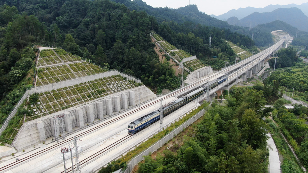 檢測列車駛入西遞右線隧道。南昌鐵路局供圖