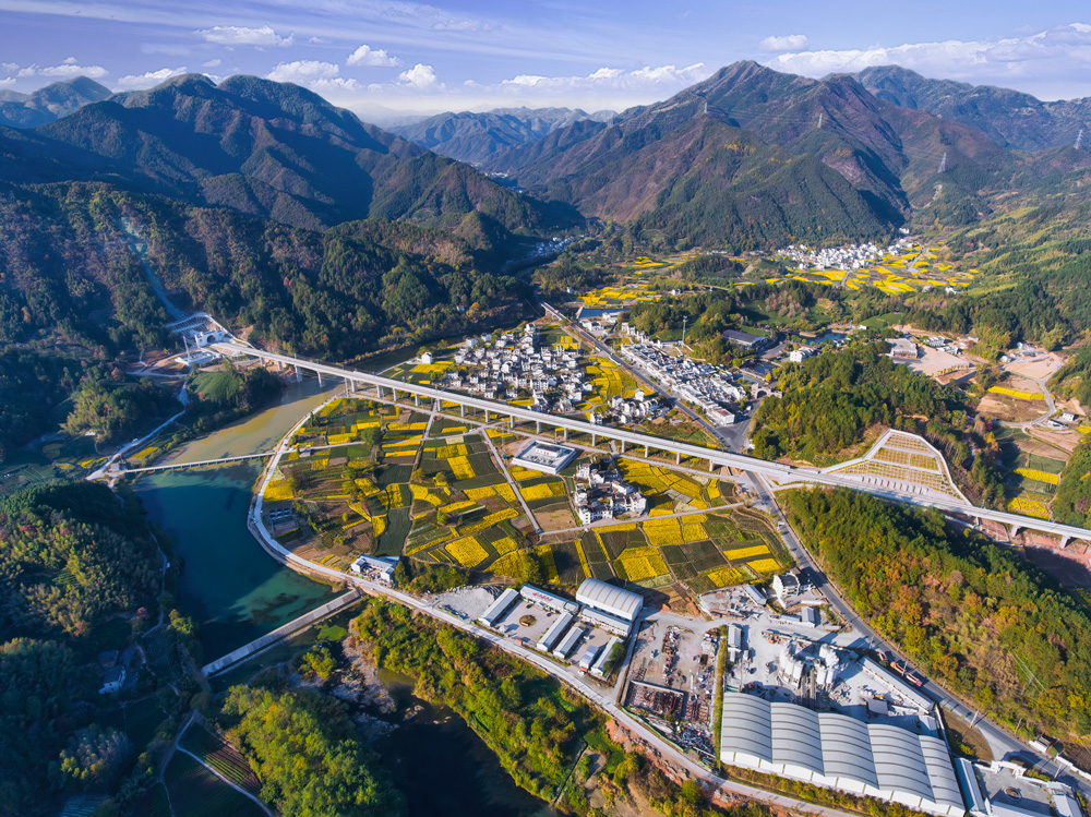 休寧河特大橋與當地徽派建筑相互襯映。南昌鐵路局供圖