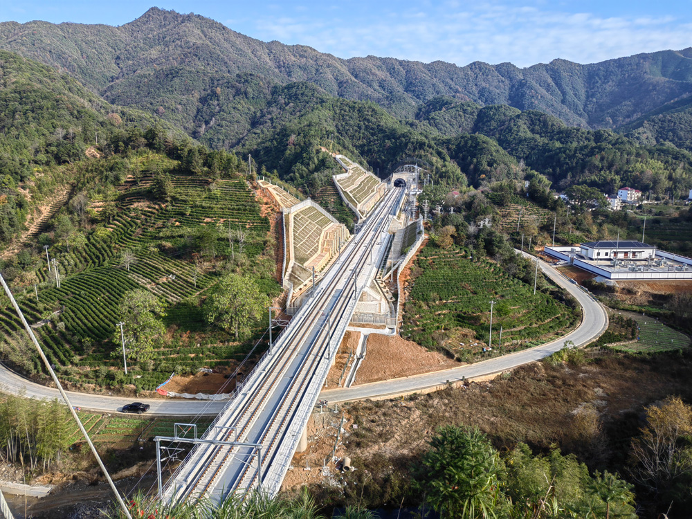 昌景黃高鐵穿越祁門縣蘆溪鄉山嶺。南昌鐵路局供圖