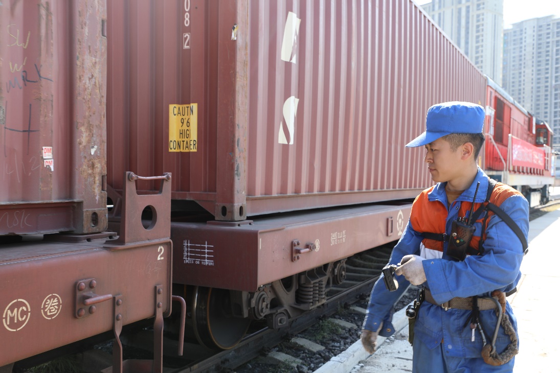 工作人員正在進行例行檢查。北京鐵路局供圖