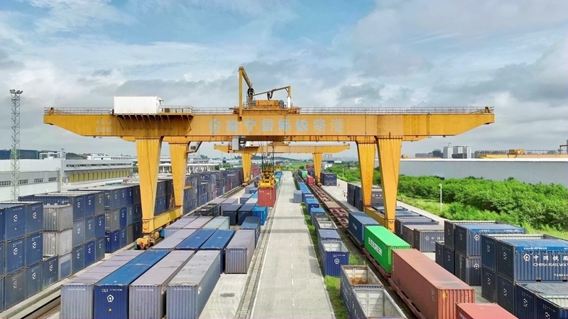 南寧國際鐵路港龍門吊正在進行跨境貨物吊裝作業。植銘鴻攝