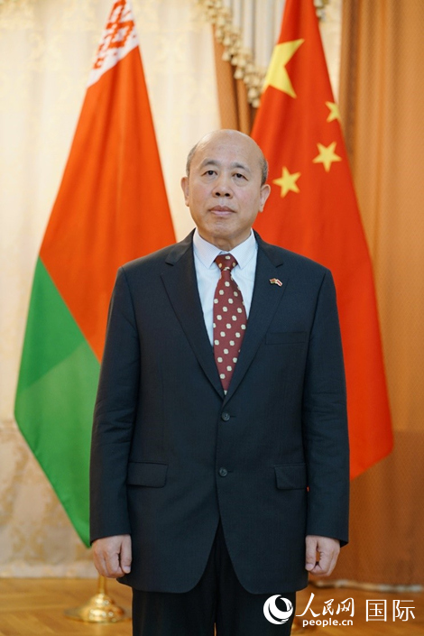 中國駐白俄羅斯大使謝小用接受人民網記者專訪。人民網 皇甫萬裡攝