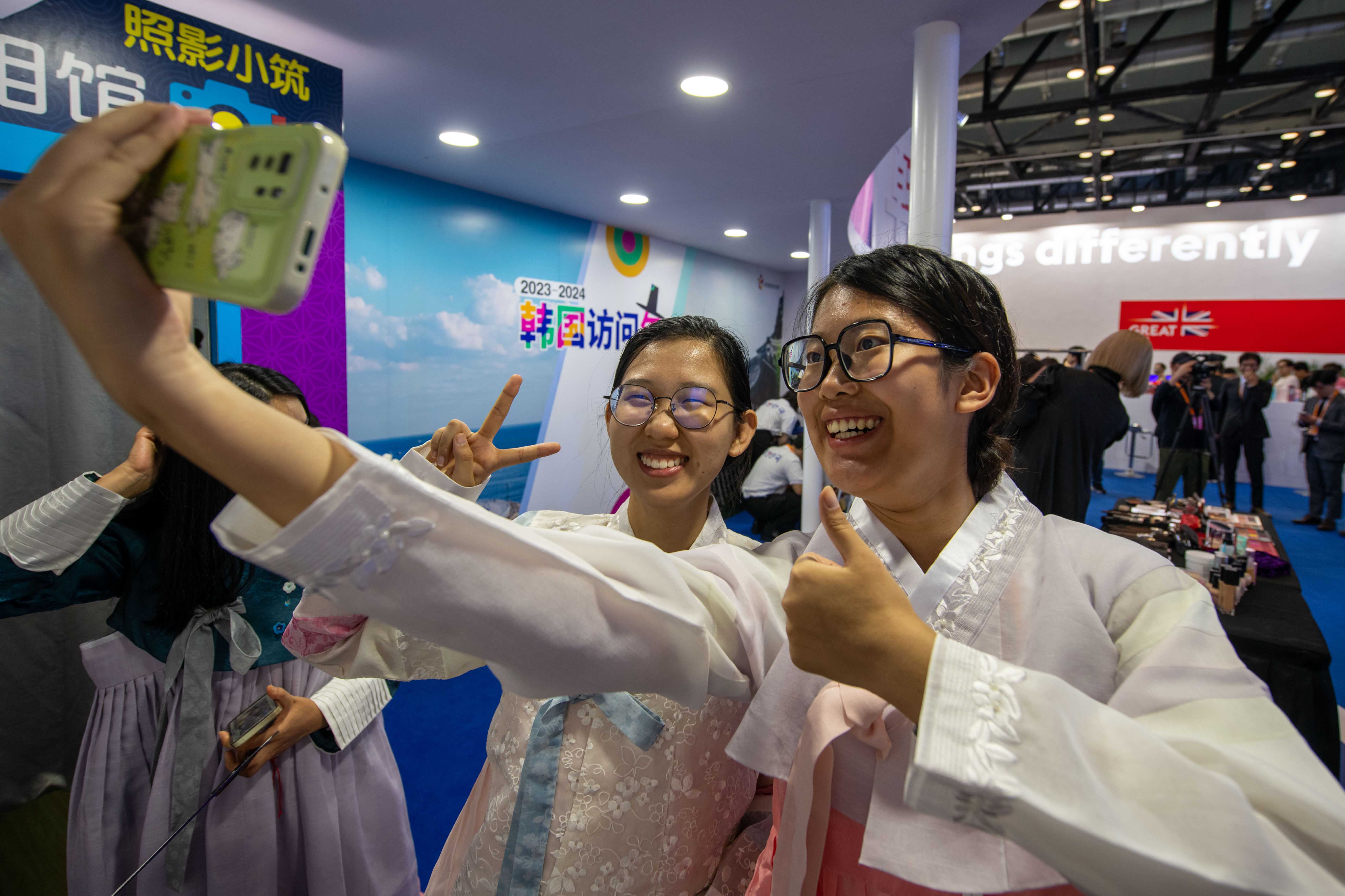 9月2日，在位於國家會議中心的韓國展台，參觀者試穿韓服拍照留念。人民網記者 翁奇羽攝