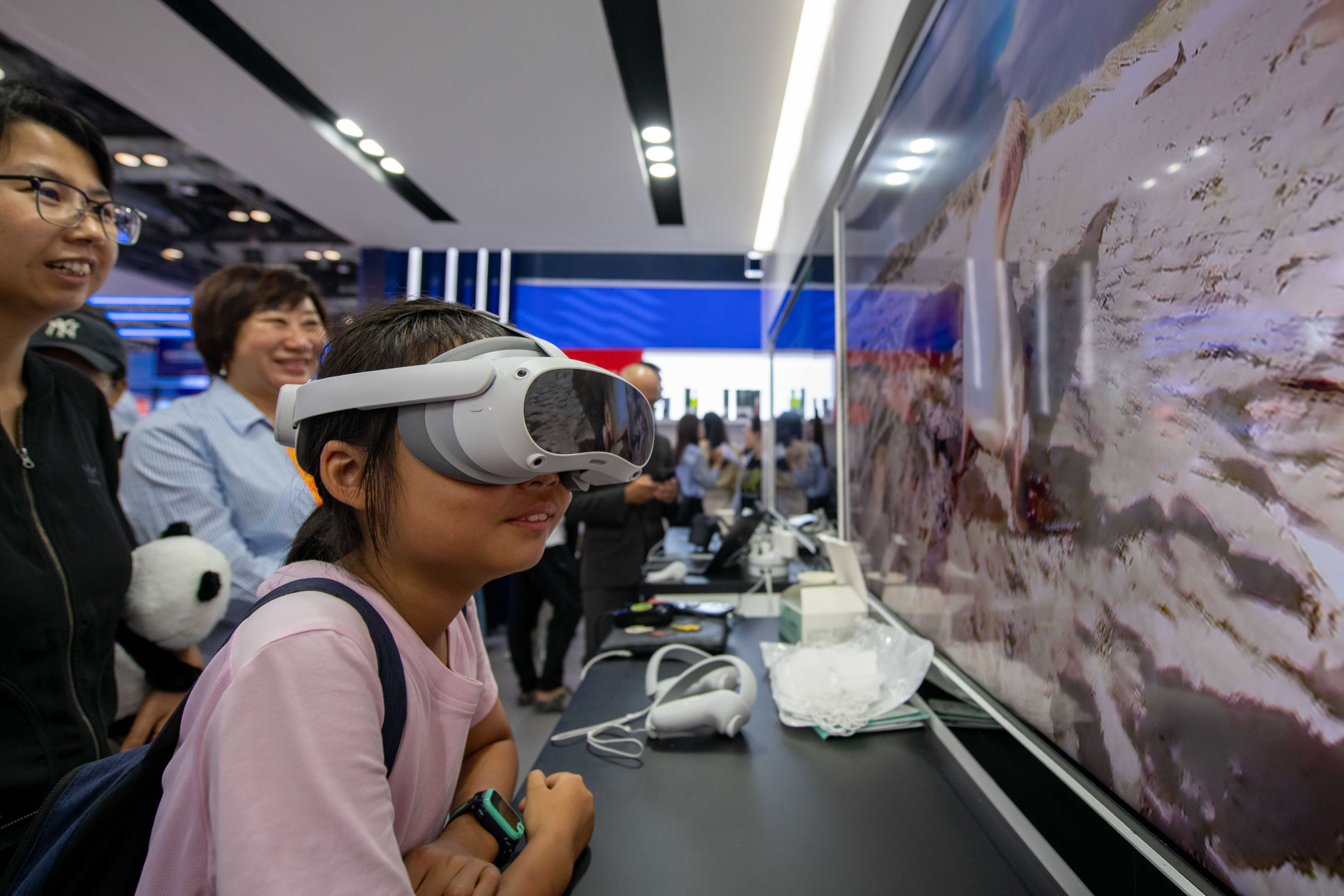 9月2日，在位於國家會議中心的英國展台，小觀眾正在通過VR眼鏡，感受異域風情。人民網記者 翁奇羽攝