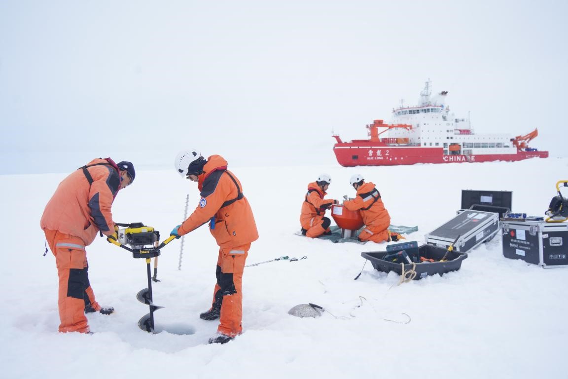 中国第13次北冰洋科学考察队在北极点附近开展海冰综合作业。自然资源部供图