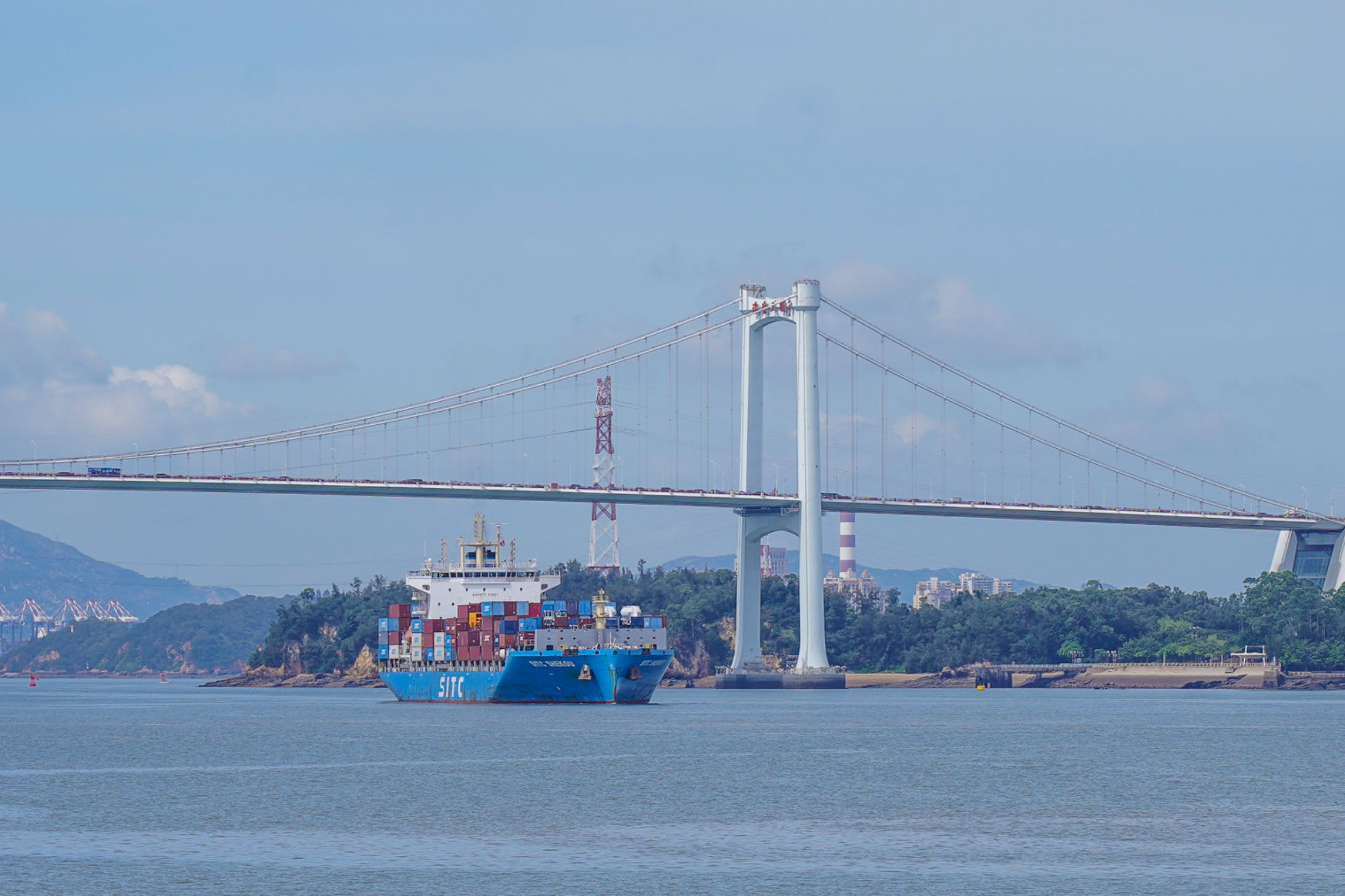 “丝路海运”电商快线“海丰蛇口”轮停靠厦门海天码头12号泊位装卸集装箱货物。人民网记者 兰志飞摄