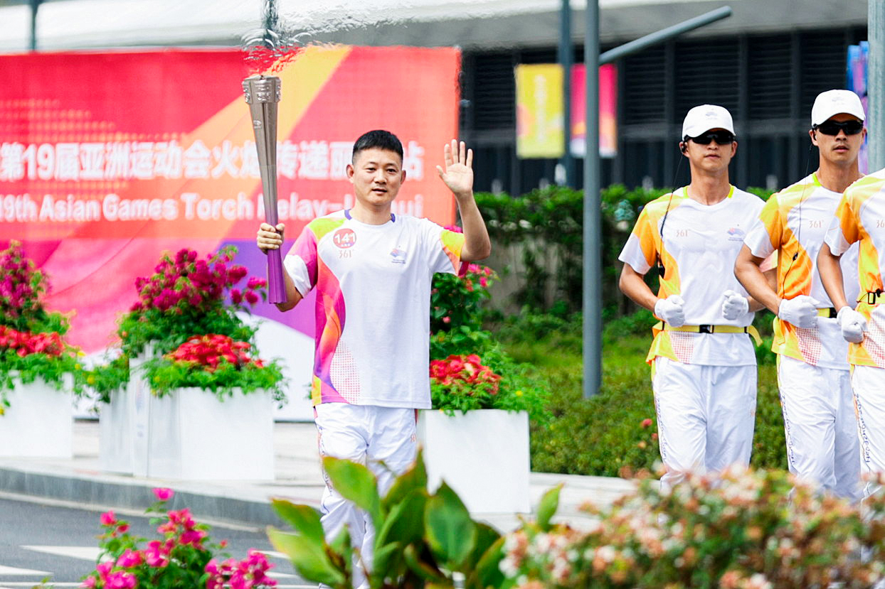 雅迪科技集团全球营销与服务总裁王家中参加杭州亚运会火炬接力。 受访者供图