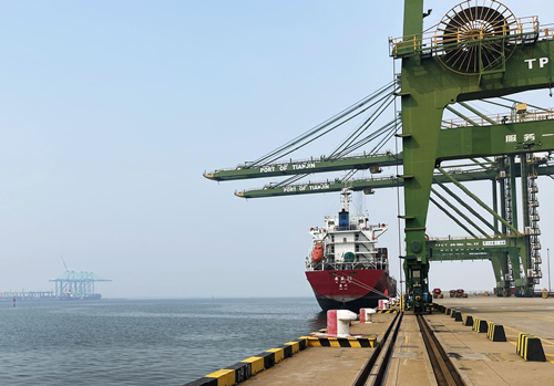 一艘货轮停靠在天津港码头。人民网记者 乔雪峰摄