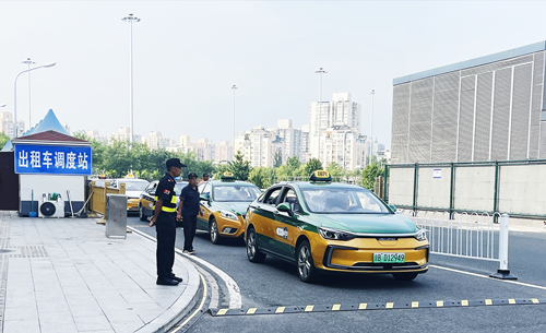 北京南站实施出租车北广场落客分流，实现“落、接”两用。人民网记者 乔雪峰摄