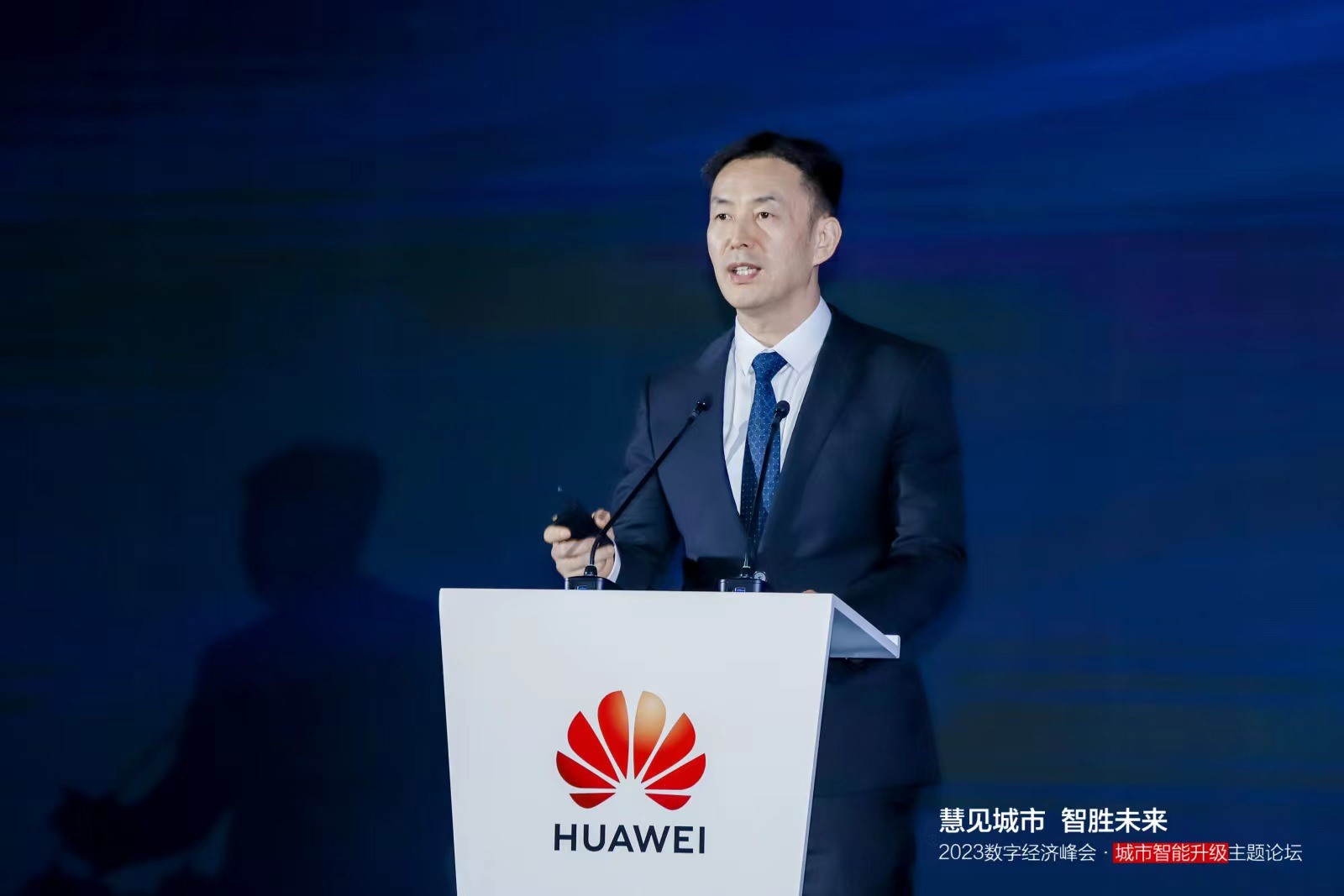 华为云计算公司副总裁、战略与产业发展部总裁黄瑾发表主旨演讲。